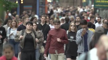 Büyük bir şehrin sokaklarındaki kalabalık, ağır çekim.