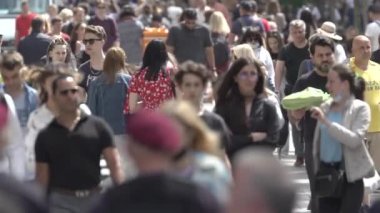 Büyük bir şehrin sokaklarındaki kalabalık, ağır çekim.