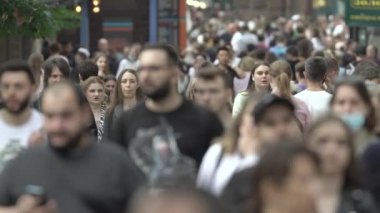 Büyük bir şehrin sokaklarındaki kalabalık, ağır çekim.