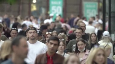 Büyük bir şehrin sokaklarındaki kalabalık, ağır çekim.