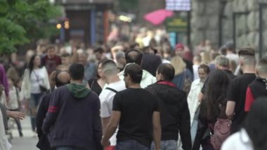 Büyük bir şehrin sokaklarındaki kalabalık, ağır çekim.