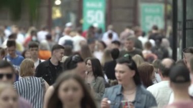 Büyük bir şehrin sokaklarındaki kalabalık, ağır çekim.