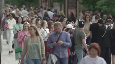 Büyük bir şehrin sokaklarındaki kalabalık, ağır çekim.