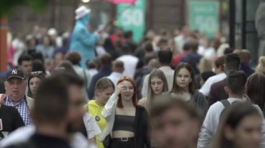 Büyük bir şehrin sokaklarındaki kalabalık, ağır çekim.