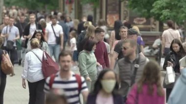 Büyük bir şehrin sokaklarındaki kalabalık, ağır çekim.