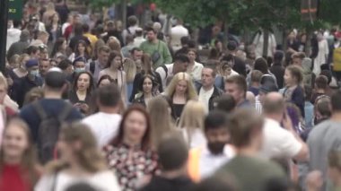 Büyük bir şehrin sokaklarındaki kalabalık, ağır çekim.