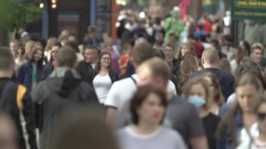 Büyük bir şehrin sokaklarındaki kalabalık, ağır çekim.