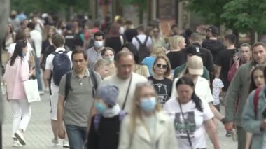 Büyük bir şehrin sokaklarındaki kalabalık, ağır çekim.