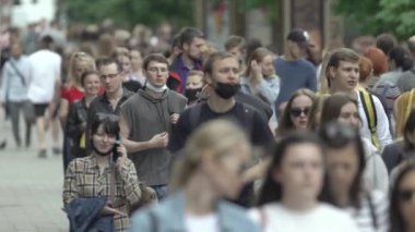 Büyük bir şehrin sokaklarındaki kalabalık, ağır çekim.