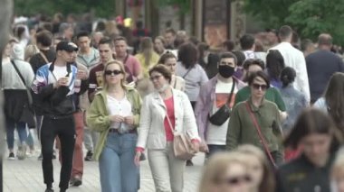 Büyük bir şehrin sokaklarındaki kalabalık, ağır çekim.