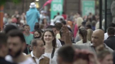 Büyük bir şehrin sokaklarındaki kalabalık, ağır çekim.