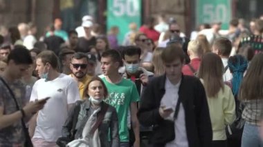 Büyük bir şehrin sokaklarındaki kalabalık, ağır çekim.