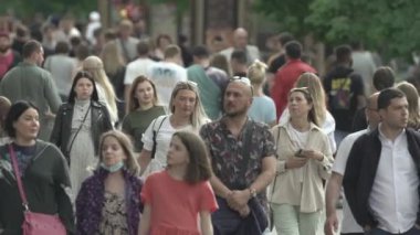 Büyük bir şehrin sokaklarındaki kalabalık, ağır çekim.