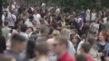 Büyük bir şehrin sokaklarındaki kalabalık, ağır çekim.