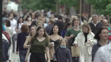 Büyük bir şehrin sokaklarındaki kalabalık, ağır çekim.