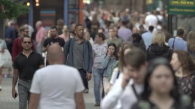 Büyük bir şehrin sokaklarındaki kalabalık, ağır çekim.