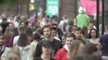 Büyük bir şehrin sokaklarındaki kalabalık, ağır çekim.