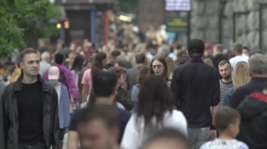 Büyük bir şehrin sokaklarındaki kalabalık, ağır çekim.