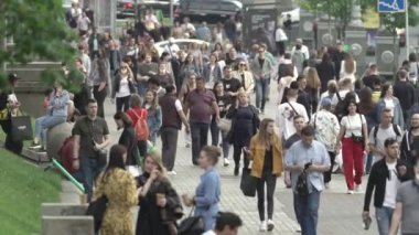 Büyük bir şehrin sokaklarındaki kalabalık, ağır çekim.