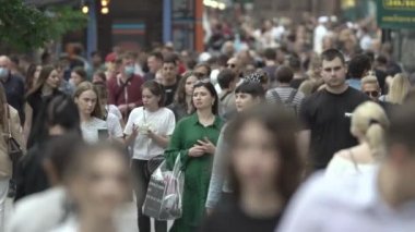Büyük bir şehrin sokaklarındaki kalabalık, ağır çekim.