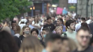 Büyük bir şehrin sokaklarındaki kalabalık, ağır çekim.