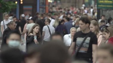 Büyük bir şehrin sokaklarındaki kalabalık, ağır çekim.