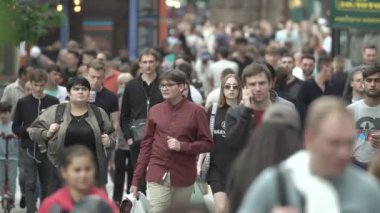 Büyük bir şehrin sokaklarındaki kalabalık, ağır çekim.