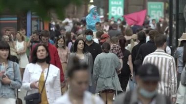 Büyük bir şehrin sokaklarındaki kalabalık, ağır çekim.