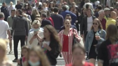 Büyük bir şehrin sokaklarındaki kalabalık, ağır çekim.