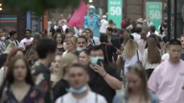 Büyük bir şehrin sokaklarındaki kalabalık, ağır çekim.