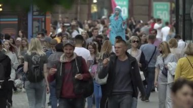 Büyük bir şehrin sokaklarındaki kalabalık, ağır çekim.