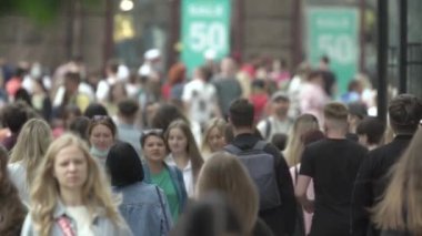 Büyük bir şehrin sokaklarındaki kalabalık, ağır çekim.