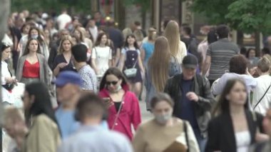 Büyük bir şehrin sokaklarındaki kalabalık, ağır çekim.