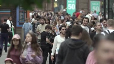 Büyük bir şehrin sokaklarındaki kalabalık, ağır çekim.