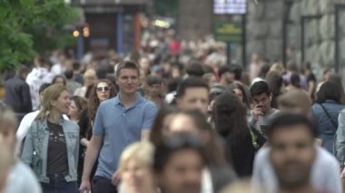 Büyük bir şehrin sokaklarındaki kalabalık, ağır çekim.