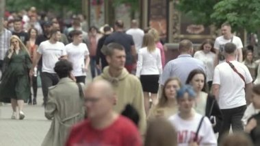 Büyük bir şehrin sokaklarındaki kalabalık, ağır çekim.