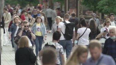 Büyük bir şehrin sokaklarındaki kalabalık, ağır çekim.