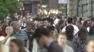Büyük bir şehrin sokaklarındaki kalabalık, ağır çekim.