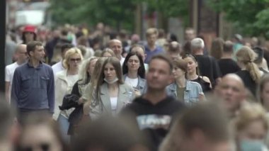 Büyük bir şehrin sokaklarındaki kalabalık, ağır çekim.