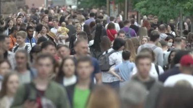 Büyük bir şehrin sokaklarındaki kalabalık, ağır çekim.