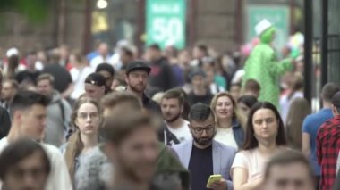 Büyük bir şehrin sokaklarındaki kalabalık, ağır çekim.