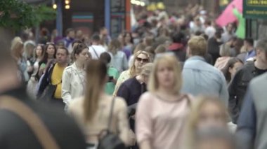 Büyük bir şehrin sokaklarındaki kalabalık, ağır çekim.