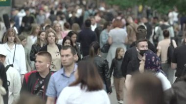 Büyük bir şehrin sokaklarındaki kalabalık, ağır çekim.