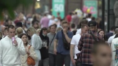 Büyük bir şehrin sokaklarındaki kalabalık, ağır çekim.