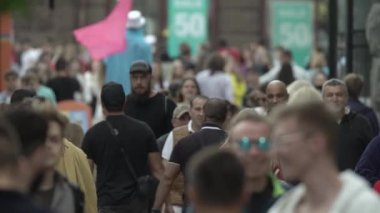 Büyük bir şehrin sokaklarındaki kalabalık, ağır çekim.