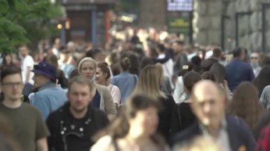 Büyük bir şehrin sokaklarındaki kalabalık, ağır çekim.