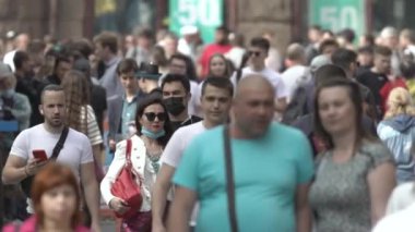 Büyük bir şehrin sokaklarındaki kalabalık, ağır çekim.