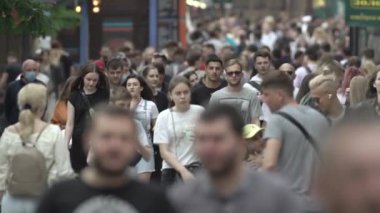 Büyük bir şehrin sokaklarındaki kalabalık, ağır çekim.