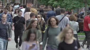 Büyük bir şehrin sokaklarındaki kalabalık, ağır çekim.