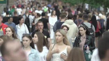 Büyük bir şehrin sokaklarındaki kalabalık, ağır çekim.